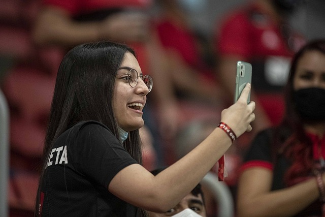 篮球湖人球员训练结束后状态恢复良好